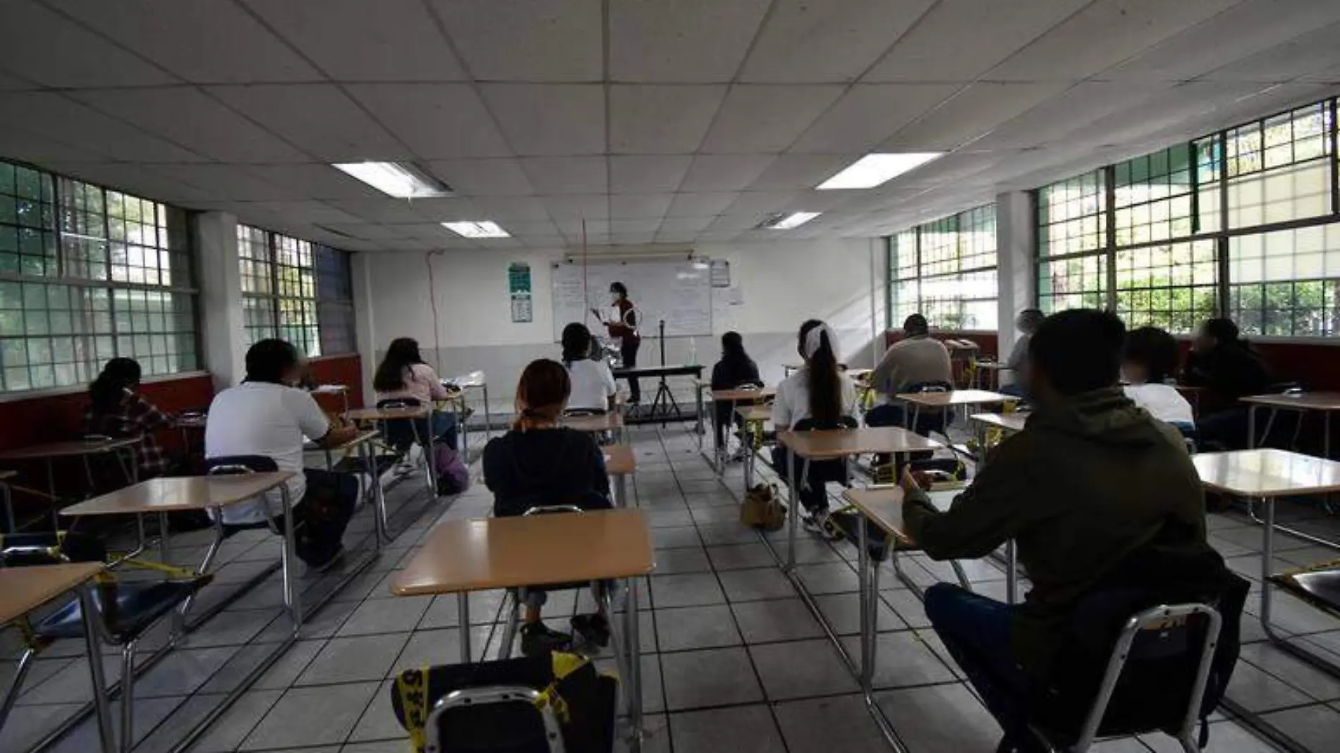 Estudiantes de la UJED en servicios escolares